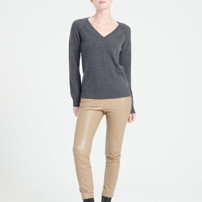 LILLY 6 Jersey gris antracita de cachemira suelta con cuello de pico