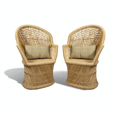 LOT DE 2 FAUTEUILS EN BAMBOU NATUREL TRESSE A LA MAIN AVEC DEUX COUSSINS JAUNE MOUTARDE AVEC MOTIFS ET POMPONS ZAMZABE