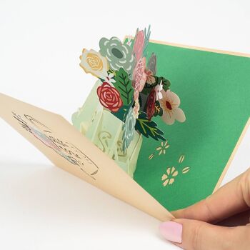 Bouquet de fleurs dans une carte pop-up arrosoir 2