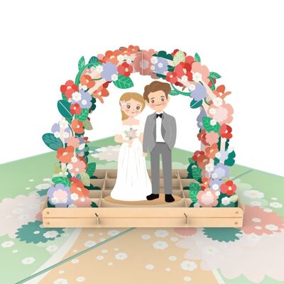 Tarjeta emergente de pareja nupcial bajo arco de flores