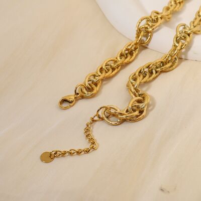 Goldene Halskette mit verschlungenen Gliedern