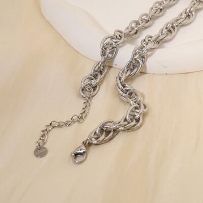 Silver necklace with intertwined links