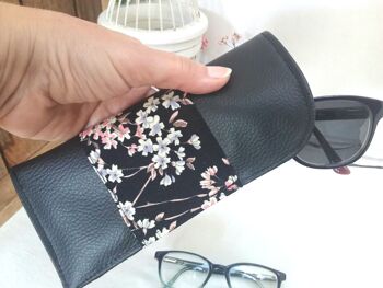 Étui à lunettes semi rigide en simili cuir noir et fleurs de cerisier 1