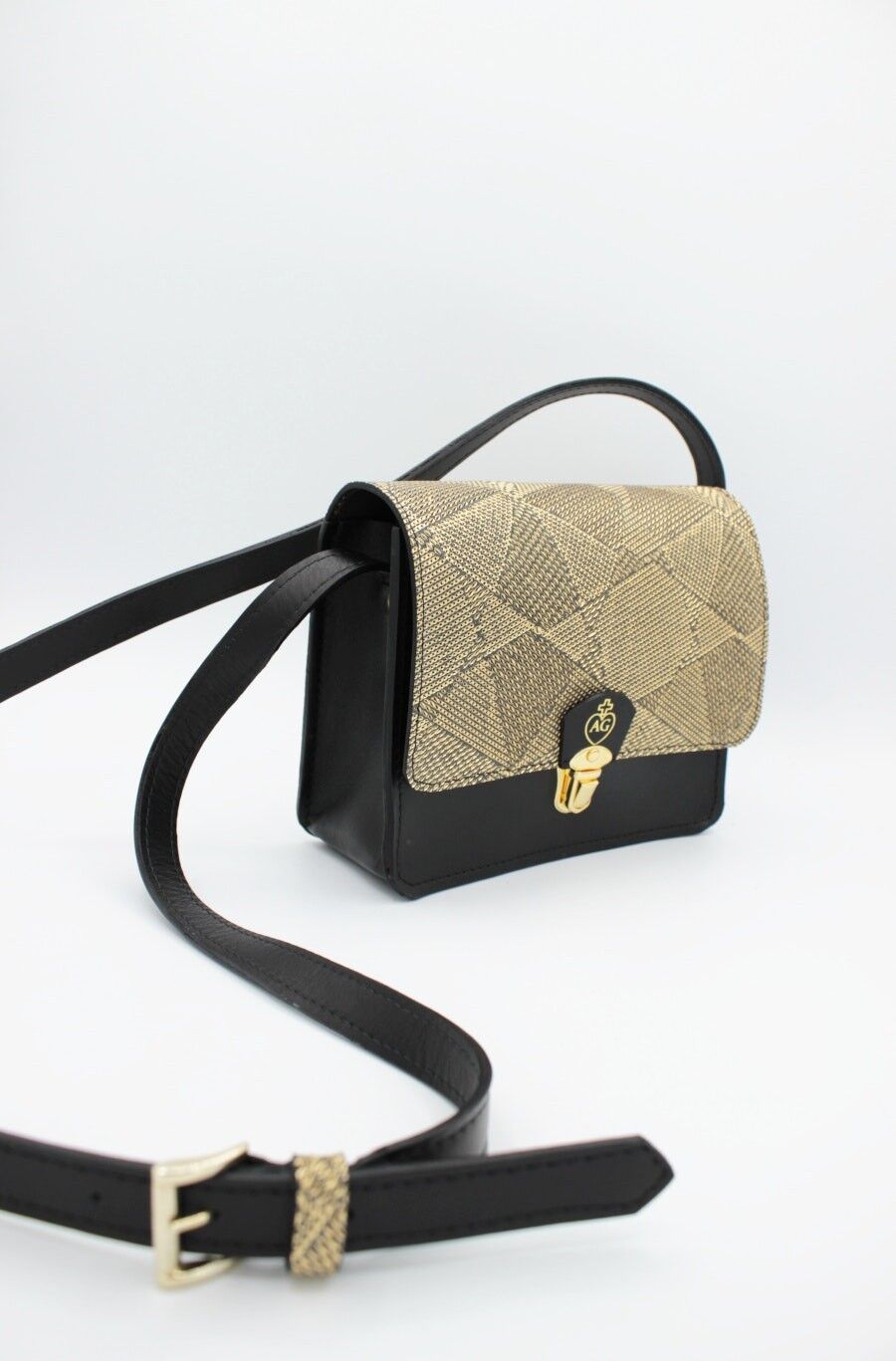 La piccola borsa nera con pelle fantasia oro lavorata artigianalmente