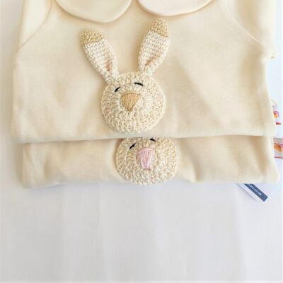 Eine Packung mit vier handgefertigten Kaninchenfiguren aus Bio-Baumwolle