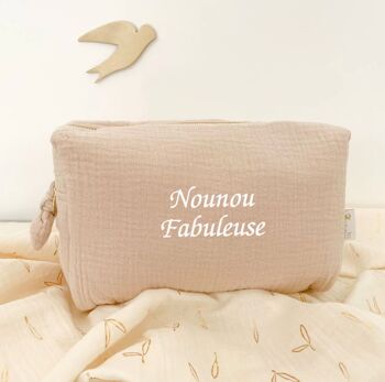 Trousse de toilette cadeau maîtresse brodée " Nounou Fabuleuse " 2