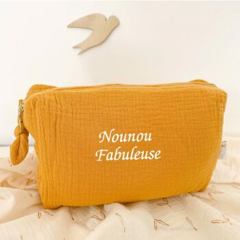 Trousse de toilette cadeau maîtresse brodée " Nounou Fabuleuse " 3