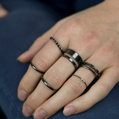 Juego de 7 anillos tribales midi apilables con bandas para los dedos en color negro