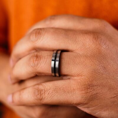 Bague de mariage unisexe en acier inoxydable 8 mm avec croix noire