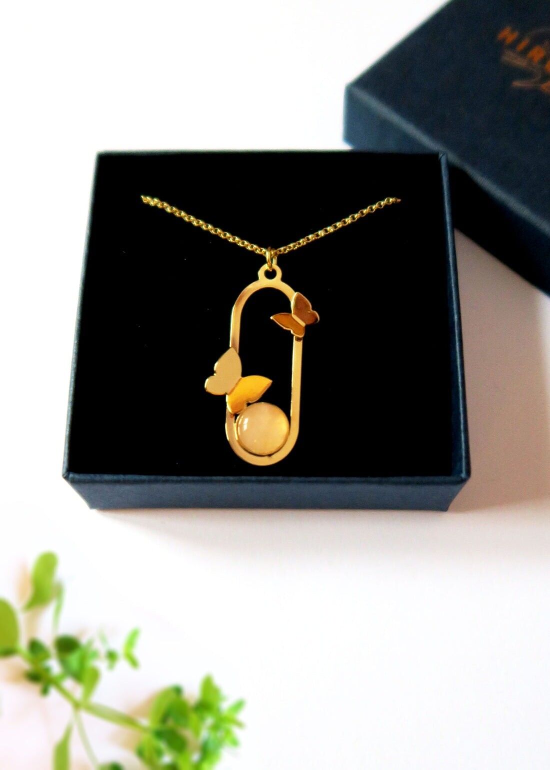 Goldene Schmetterlingshalskette mit Rosenquarz, Amazonit oder Labradorit