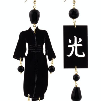 Bijoux élégants parfaits pour toutes les occasions. Boucles d'Oreilles Kimono Femme Grand Plexiglas Noir et Pierres Noires Fabriqué en Italie