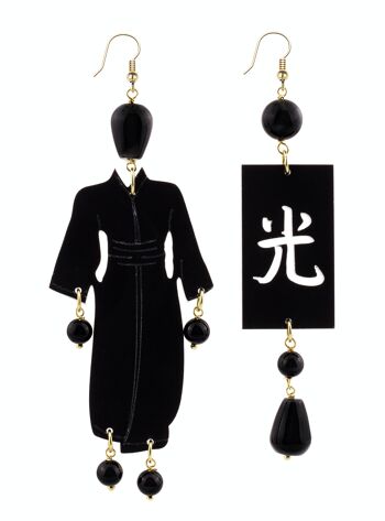 Bijoux élégants parfaits pour toutes les occasions. Boucles d'Oreilles Kimono Femme Grand Plexiglas Noir et Pierres Noires Fabriqué en Italie