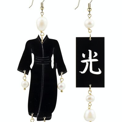 Bijoux élégants parfaits pour toutes les occasions. Boucles d'Oreilles Kimono Femme Grand Plexiglas Noir et Pierres Perlées Made in Italy