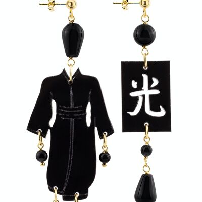 Bijoux élégants parfaits pour toutes les occasions. Boucles d'Oreilles Femme Petit Kimono Plexiglas Noir et Pierres Noires Fabriqué en Italie