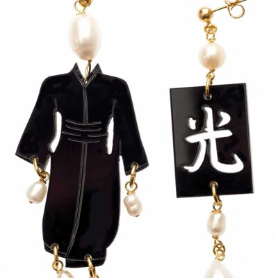 Eleganter Schmuck perfekt für jeden Anlass. Kimono-Ohrringe für Damen klein, schwarzes Plexiglas und Perlensteine, hergestellt in Italien