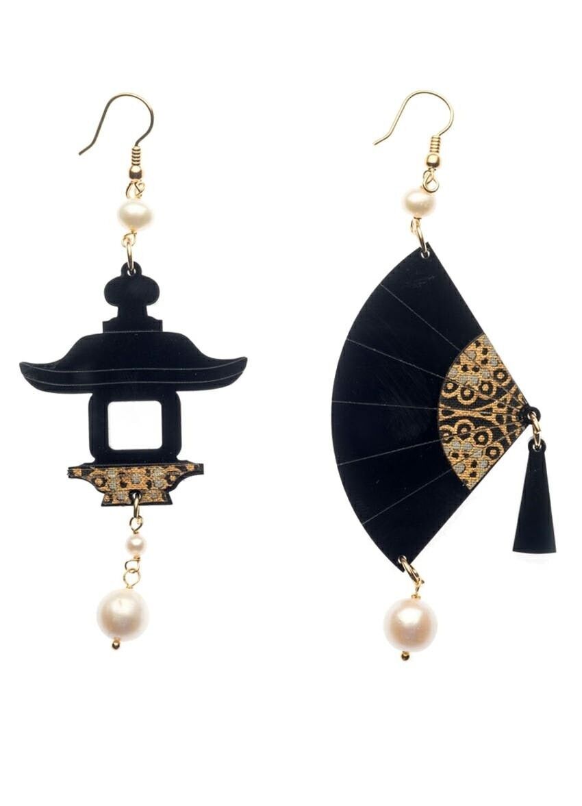 Gioielli eleganti perfetti per ogni occasione. Orecchini Donna Fujiyama Ventaglio Grande Plexiglas Nero e Pietre Perla. Made in Italy