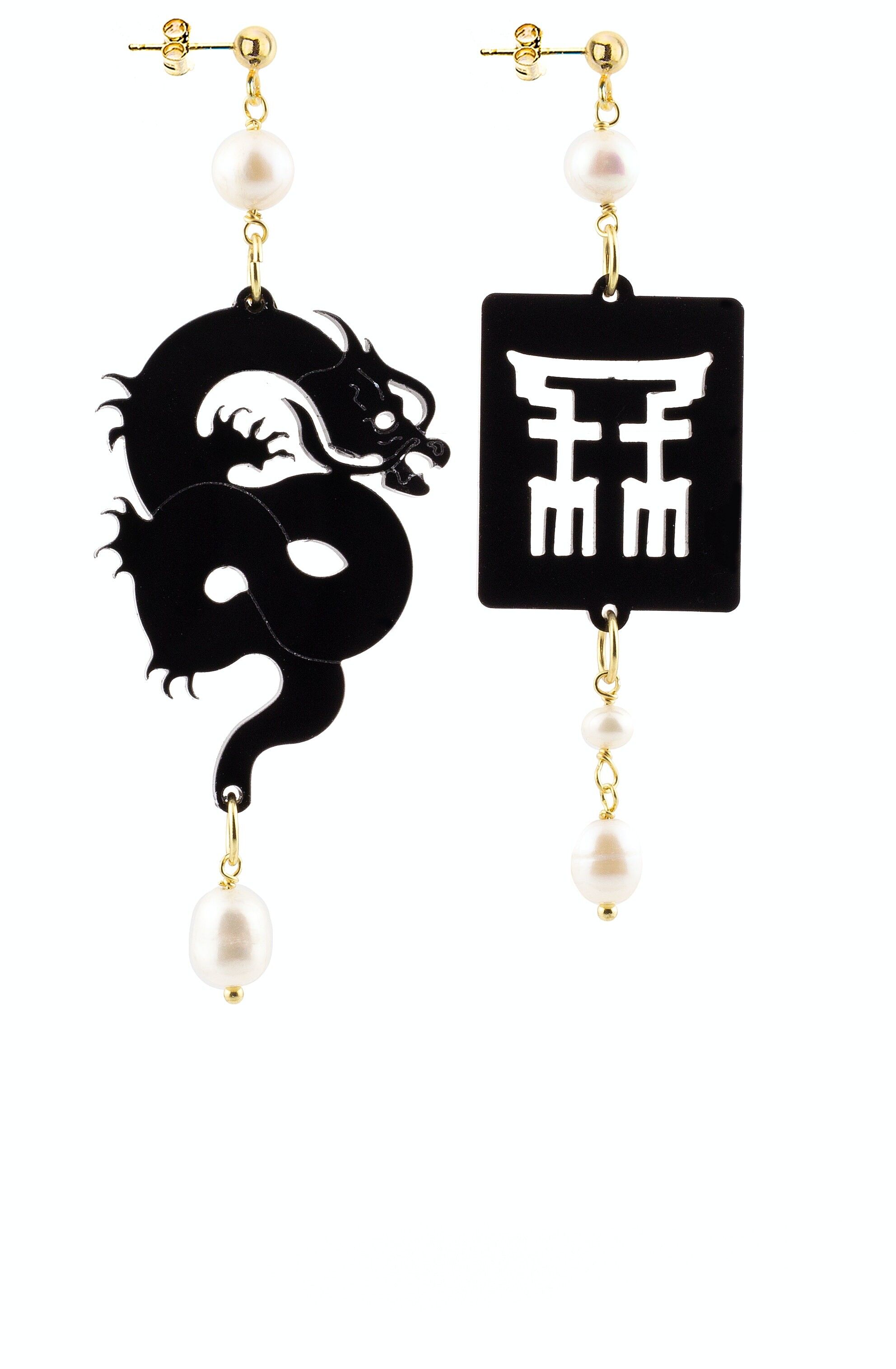 Eleganter Schmuck perfekt für jeden Anlass. Ohrringe Kleine Frau Mythos Schwarzes Plexiglas und Perlensteine. Hergestellt in Italien