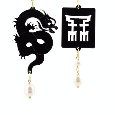 Elegant jewelry perfect for any occasion. Small Myth Woman Earrings Black Plexiglas and Pearl Stones. Made in Italy
