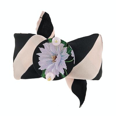 Celebrate spring with floral-inspired accessories. The Circle Fabric Bracelet Small White Flower Dark Background Made in Italy