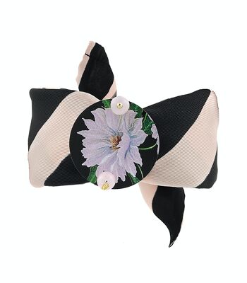 Célébrez le printemps avec des accessoires d'inspiration florale. Le Bracelet Tissu Cercle Petite Fleur Blanche Fond Foncé Fabriqué en Italie