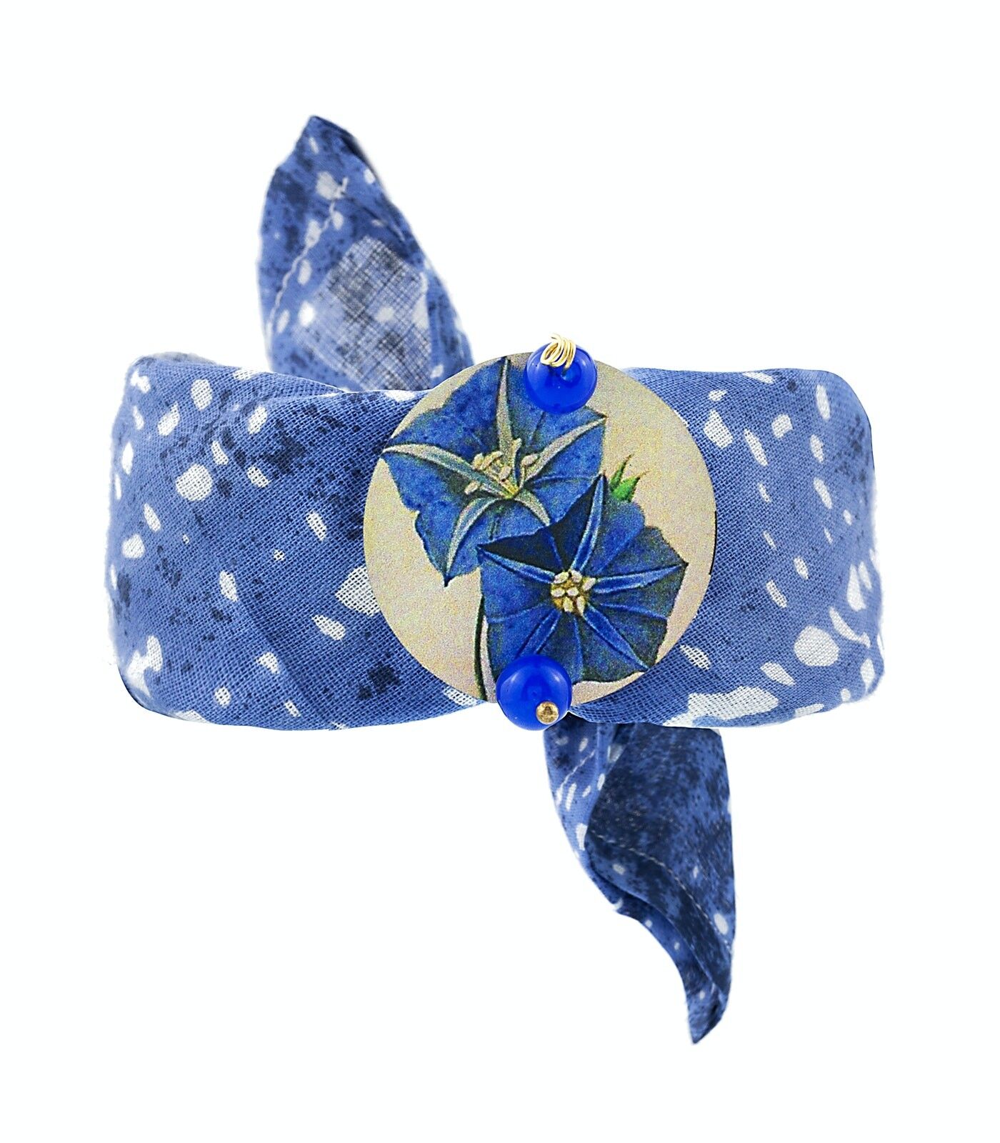 Feiern Sie den Frühling mit floral inspirierten Accessoires. The Circle Stoffarmband kleine blaue Blume heller Hintergrund Made in Italy