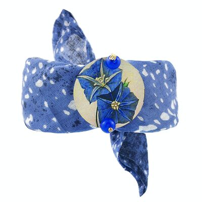 Celebra la primavera con accesorios de inspiración floral. Pulsera Tela Círculo Pequeña Flor Azul Fondo Claro Hecho en Italia