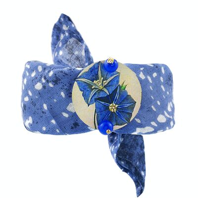 Celebra la primavera con accessori ispirati ai fiori. Bracciale Tessuto The Circle Piccolo Fiore Blu Fondo Chiaro Made in Italy