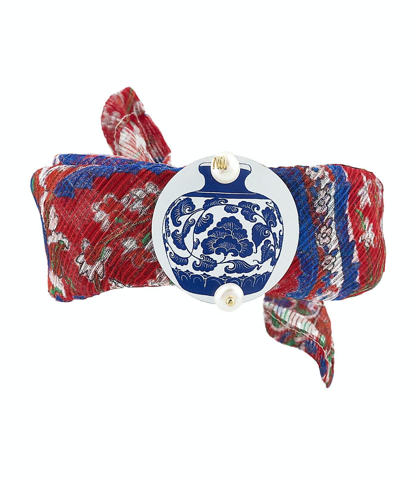 Feiern Sie den Frühling mit floral inspirierten Accessoires. The Circle Stoffarmband kleine blaue Vase weißer Hintergrund Made in Italy