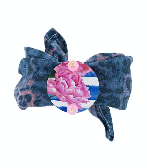 Celebra la primavera con accessori ispirati ai fiori. Bracciale Tessuto The Circle Piccolo Fiore Rosa Righe Azzurre Made in Italy