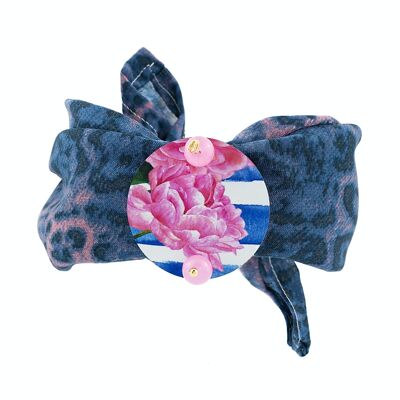 Celebrate spring with floral-inspired accessories. The Circle Fabric Bracelet Small Pink Flower Blue Stripes Made in Italy