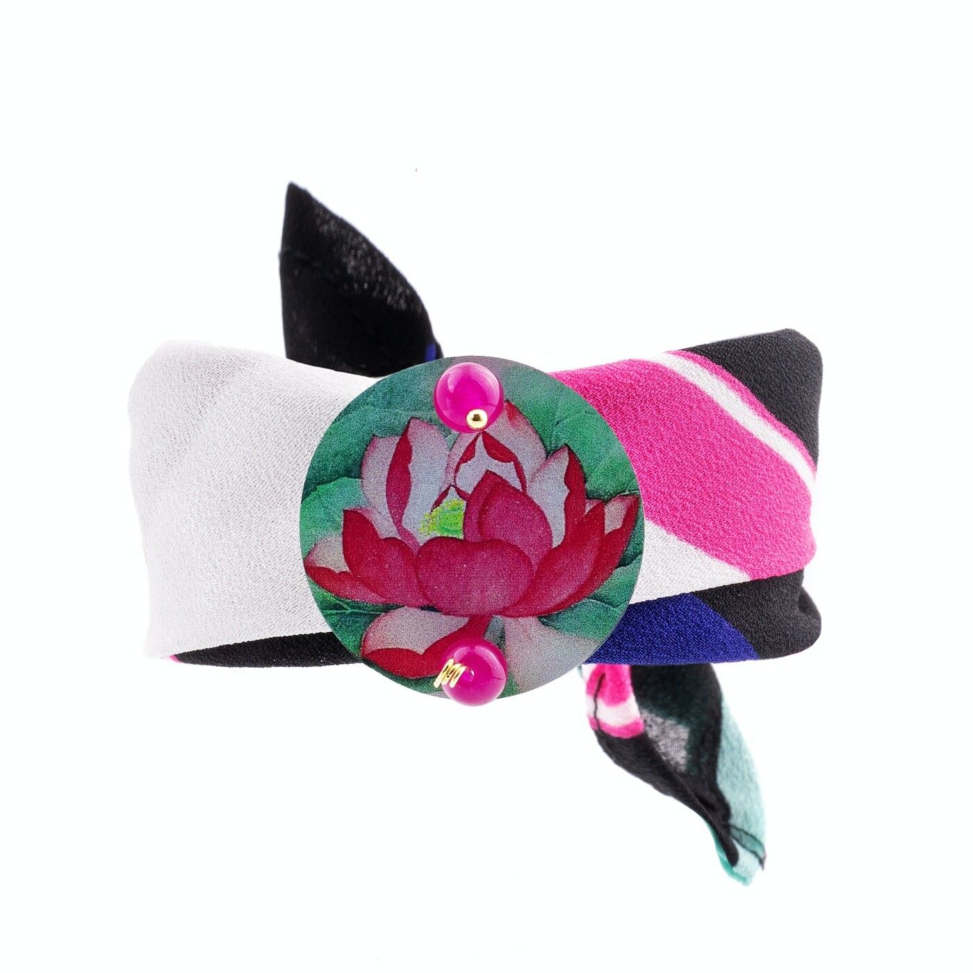 Feiern Sie den Frühling mit floral inspirierten Accessoires. Stoffarmband The Circle Small Rosa Lotusblume Grüner Hintergrund Made in Italy