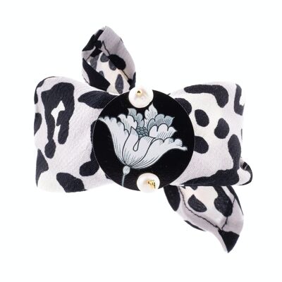 Celebrate spring with floral-inspired accessories. The Circle Fabric Bracelet Small White Flower Black Background Made in Italy