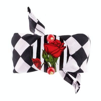 Feiern Sie den Frühling mit floral inspirierten Accessoires. The Circle Small Fabric Armband Red Rose Background Black and White Stripes Made in Italy