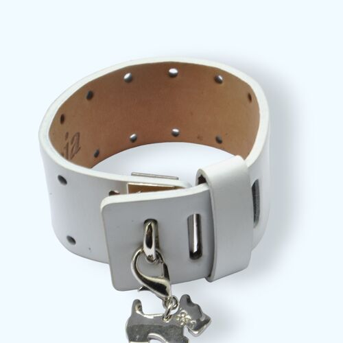 Bracelet cuir blanc Olivia avec breloque chien en acier
