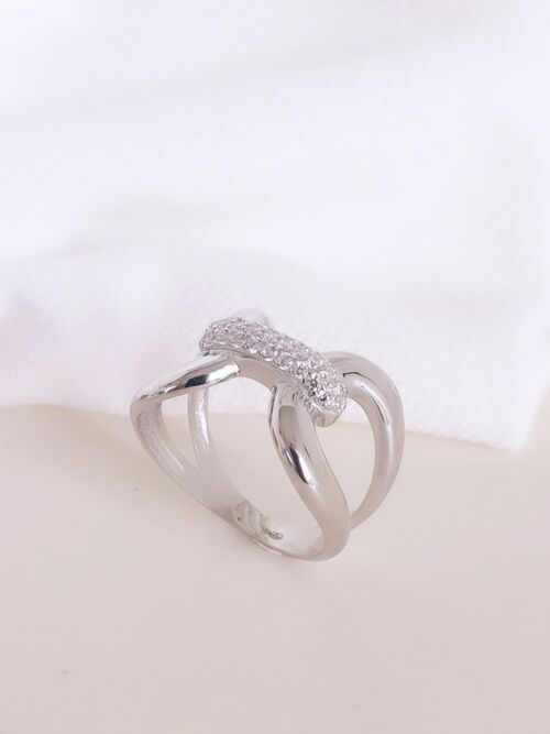 Bague en argent 925/1000 rhodié avec une petite barre sertie d'oxydes de zirconium