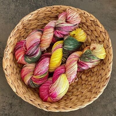 PRIMEVAL FLOWER, laine teinte à la main, fil teint à la main, teint avec des colorants acides