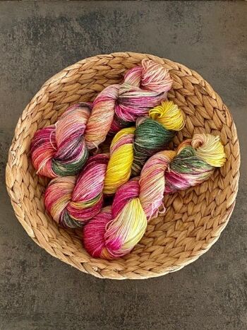 PRIMEVAL FLOWER, laine teinte à la main, fil teint à la main, teint avec des colorants acides 1