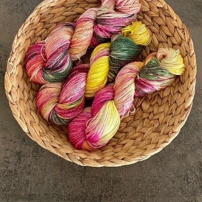 PRIMEVAL FLOWER, laine teinte à la main, fil teint à la main, teint avec des colorants acides