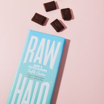 Raw Halo Dark & Salted Almond Truffe Centers Tablette de Chocolat Végétalien Biologique 90g 3
