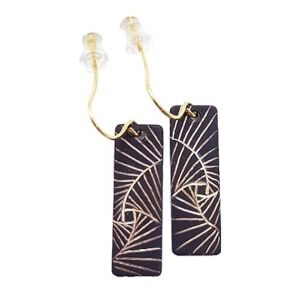 boucles d'oreilles pampilles rectangulaires gravée du motif Focus