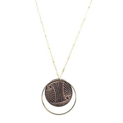 round pendant necklace engraved with the Focus motif