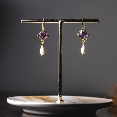 BOUCLES D'OREILLES AUGUSTINE I Porcelaine froide, améthystes, dorés à l'or fin 24 carats