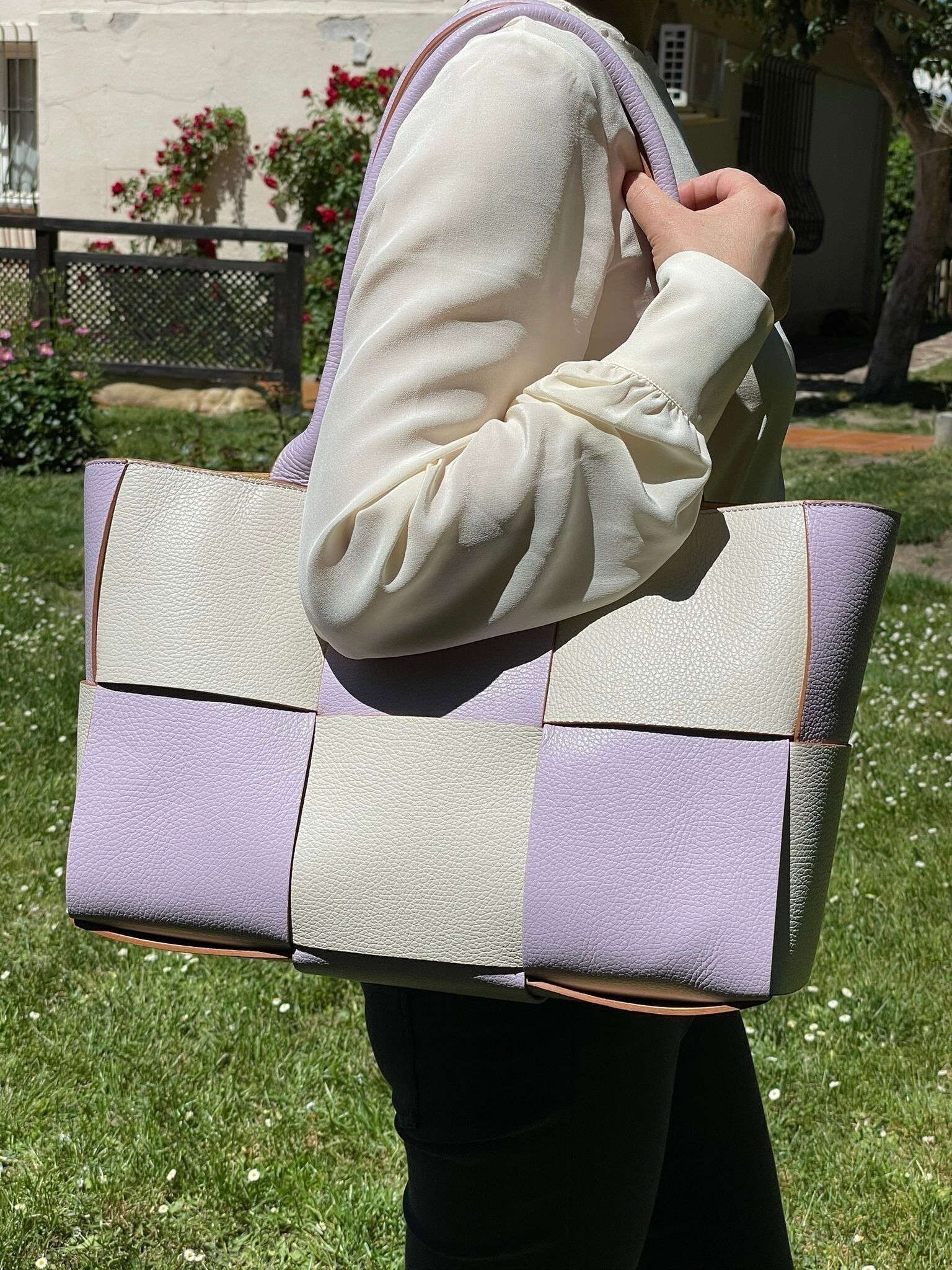 Amplio Bolso Tote de Piel Trenzado para Mujer. Promo Verano