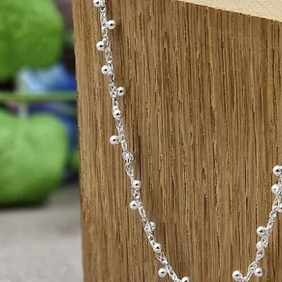 collier court - chaîne perles tombantes