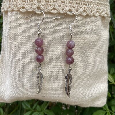 Pendientes con 3 bolitas en Lepidolita natural y charm pluma