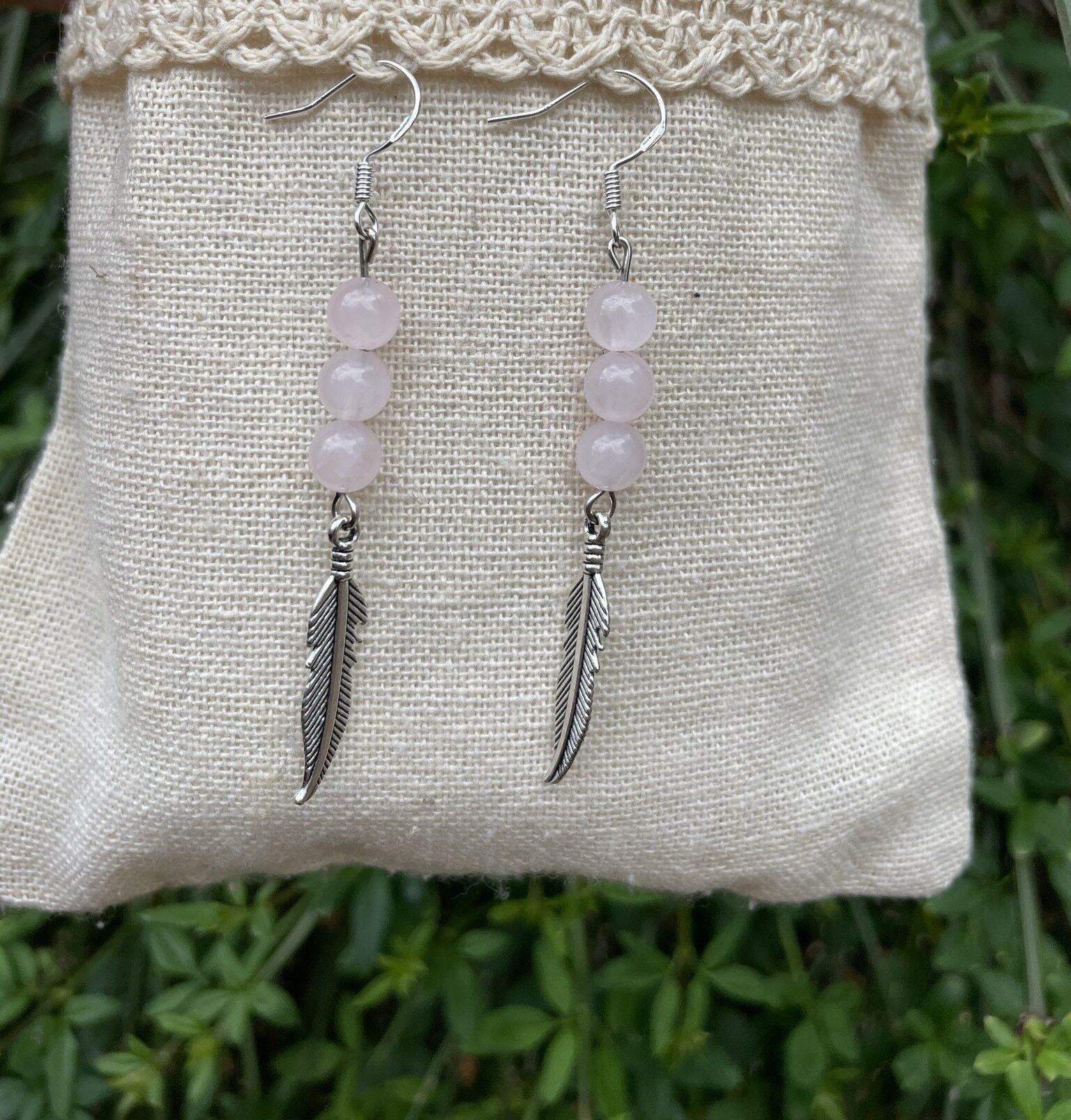 Orecchini con 3 sfere in Quarzo Rosa naturale e charm piuma