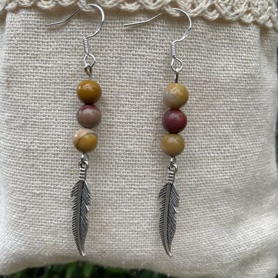 Boucles d'oreilles 3 boules en Jaspe Mokaïte ou Mookaite naturel et breloque plume