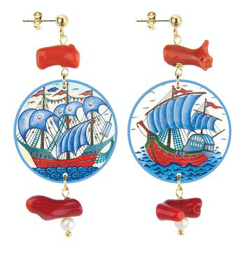 Des accessoires inspirés de la mer pour les vacances Boucles d'oreilles petit bateau rouge The Circle Special pour femme. Fabriqué en Italie