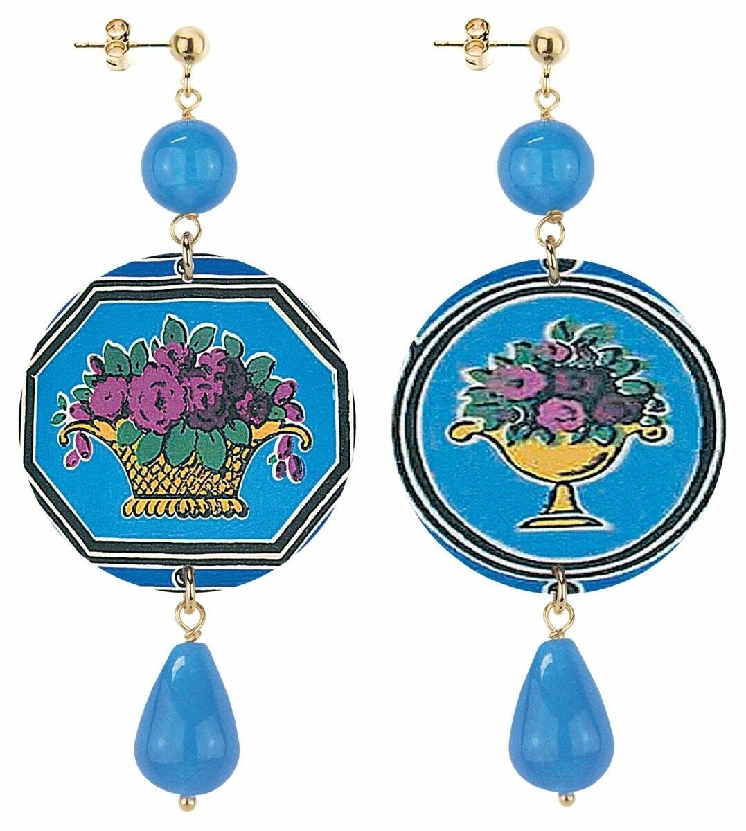 Feiern Sie den Frühling mit von Blumen inspiriertem Schmuck. Damenohrringe The Circle Classic Purple Flowers Hellblauer Hintergrund. Hergestellt in Italien