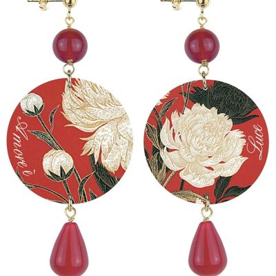 Celebrate spring with flower-inspired jewelry. The Classic Circle Woman Earrings White Flower Light Red Background. Made in Italy